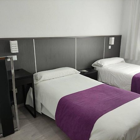 מחאדהונדה Hostal Dona Isabel מראה חיצוני תמונה