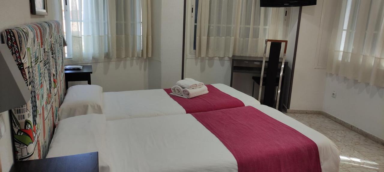 מחאדהונדה Hostal Dona Isabel מראה חיצוני תמונה