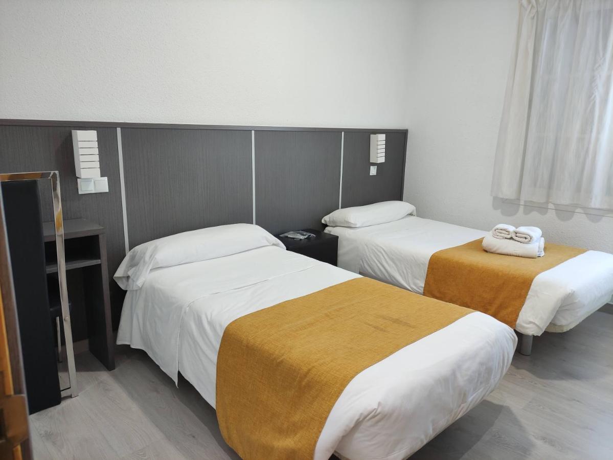 מחאדהונדה Hostal Dona Isabel מראה חיצוני תמונה