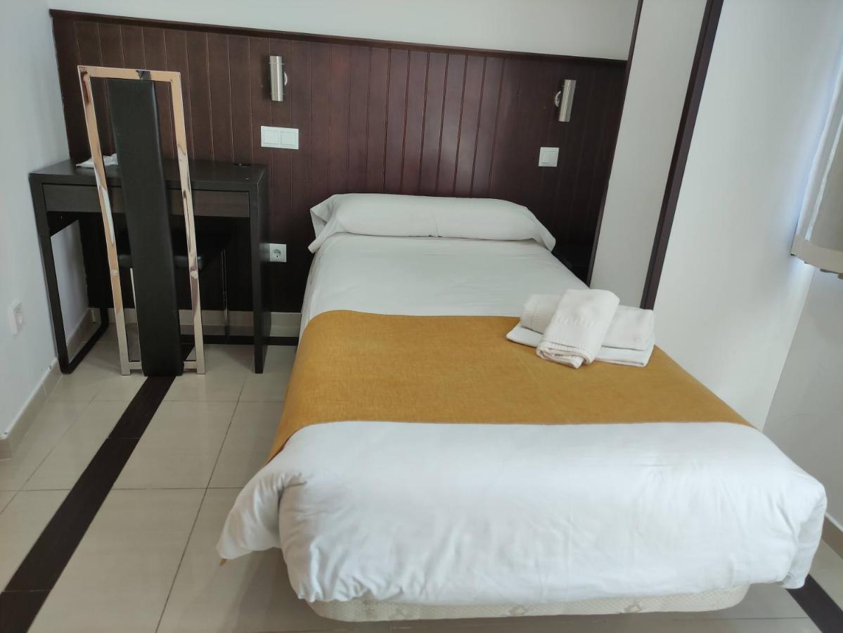 מחאדהונדה Hostal Dona Isabel מראה חיצוני תמונה