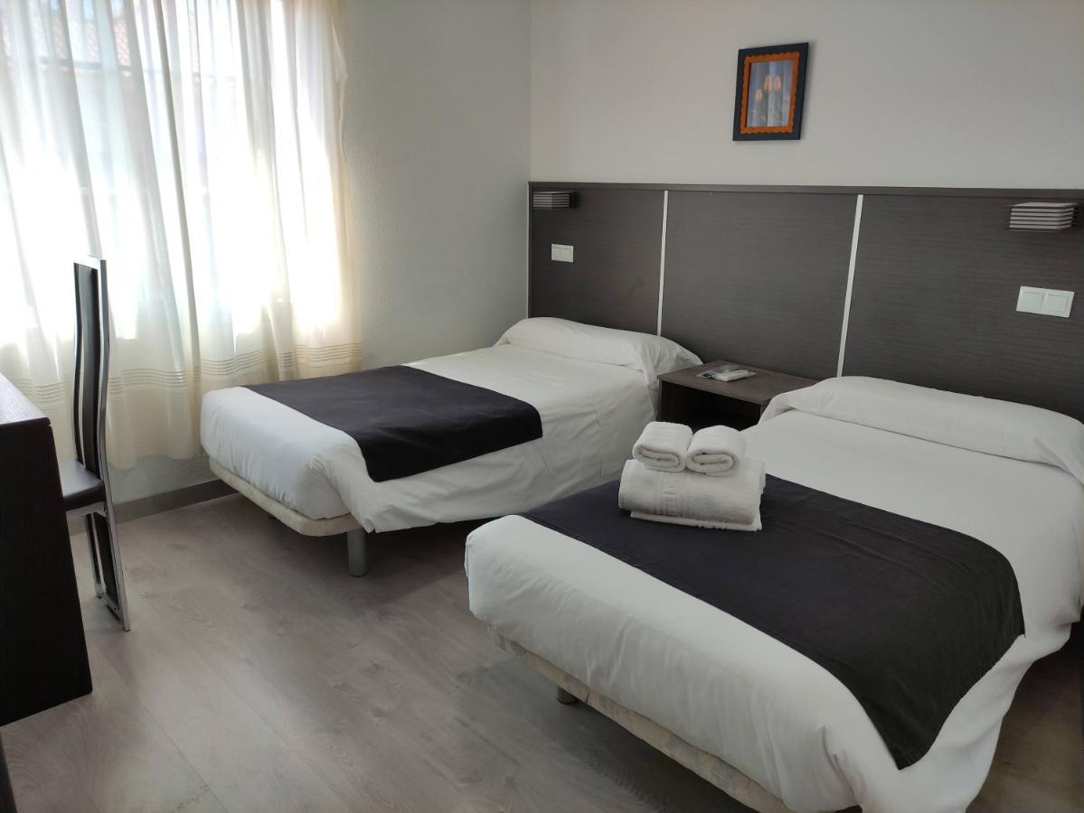 מחאדהונדה Hostal Dona Isabel מראה חיצוני תמונה