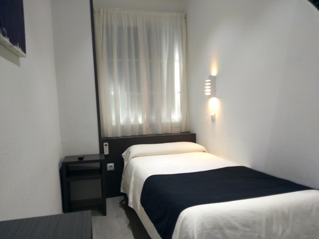 מחאדהונדה Hostal Dona Isabel מראה חיצוני תמונה